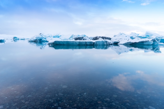 写真 アイスランド、ヨークルスアゥルロゥンの氷河ラグーンの青い氷山