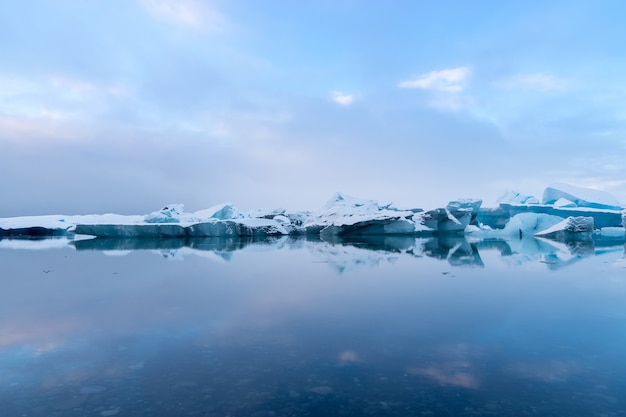 写真 アイスランド、ヨークルスアゥルロゥンの氷河ラグーンの青い氷山