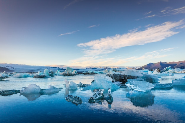 写真 アイスランドの青い氷山、最終的な日没時間