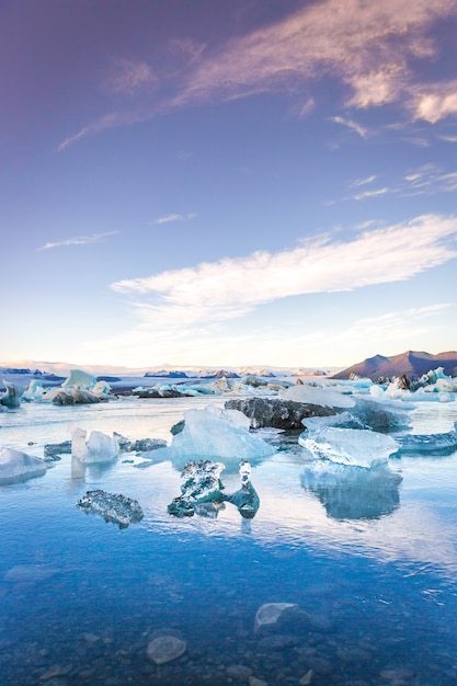 사진 나중에 일몰 시간에 아이슬란드에서 블루 빙산