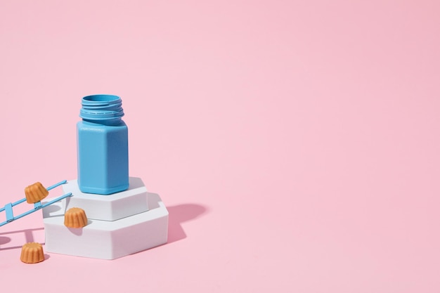 白いブロックに青い瓶、テキスト用のピンクの背景スペースに脚立