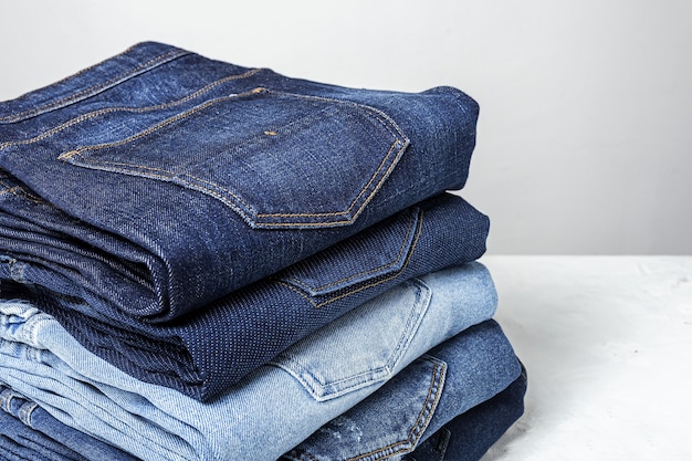 Blue jeans broek kleren stapel achtergrond. Detail van mooie spijkerbroek