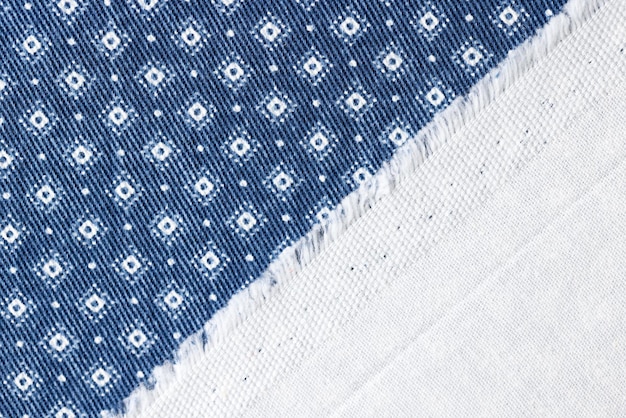 Голубая джинсовая ткань с белым геометрическим принтом