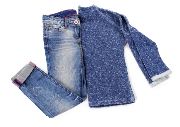 Blue jeans met pullover geïsoleerd op witte achtergrond