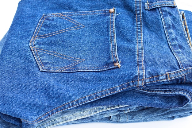 Синие джинсы на белом фоне