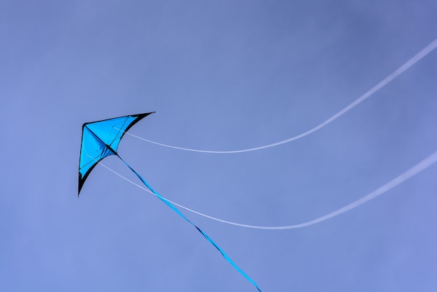 青い空に浮かぶ青い凧青い空を背景にした凧