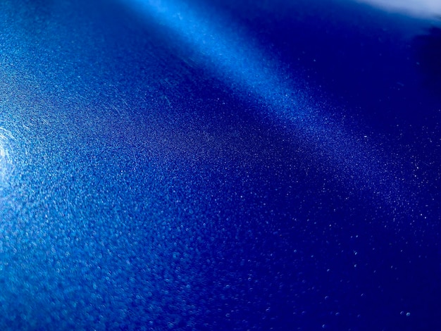 Голубое лаковое покрытие с отражением солнца