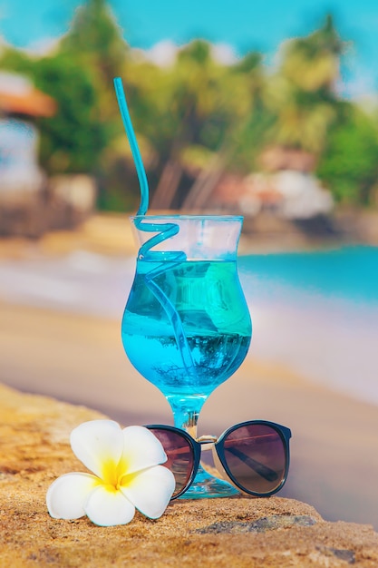 Foto blue lagoon cocktail dall'oceano