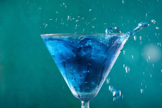 Foto cocktail laguna blu con liquore blu curacao vodka succo di limone e soda decorato con fetta di limone e foglie di menta