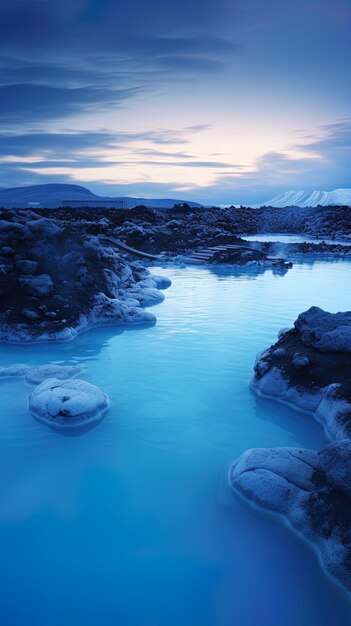 Photo a blue lagoon with a mountain in the background