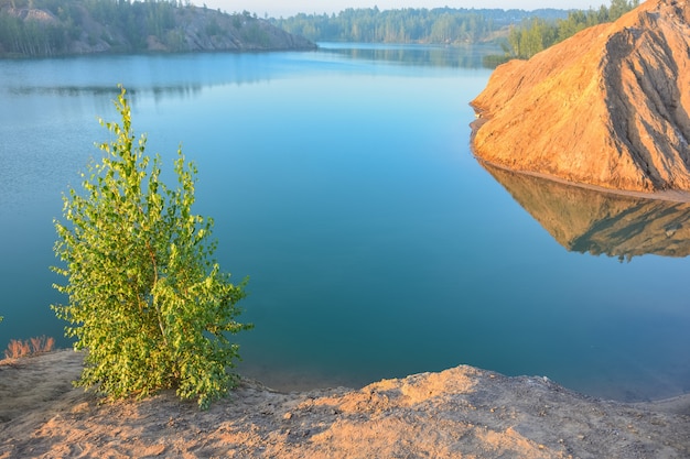 Lago blu in una cava abbandonata, montagne romantsevo, lago in una miniera abbandonata, laghi blu