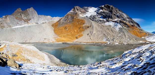 Голубое озеро в высоких горах в Альпах