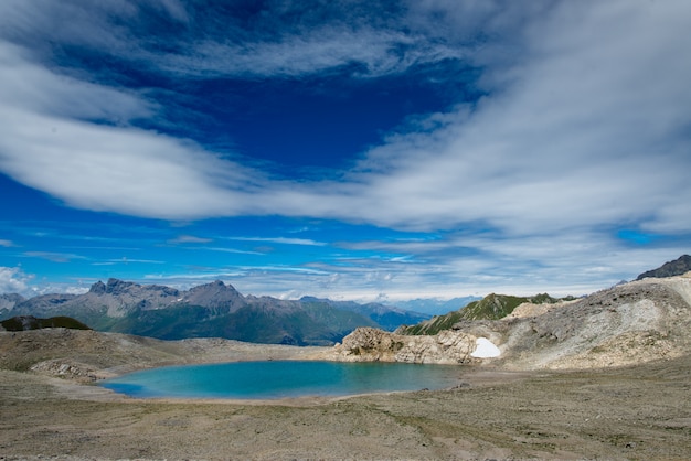 高山の青い湖