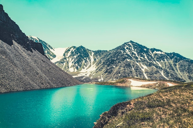 Голубое озеро в чаше гор Красивый пейзаж дикой природы