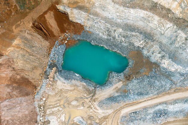 채석장의 푸른 호수, 조감도에서 본 주황색 모래 채석장