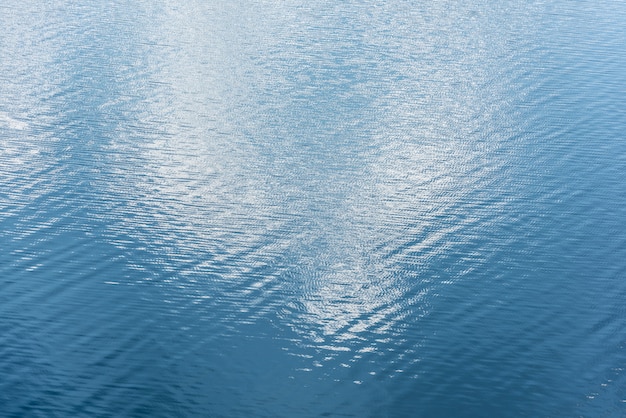 파도와 푸른 호수 표면입니다. 자연 파도.