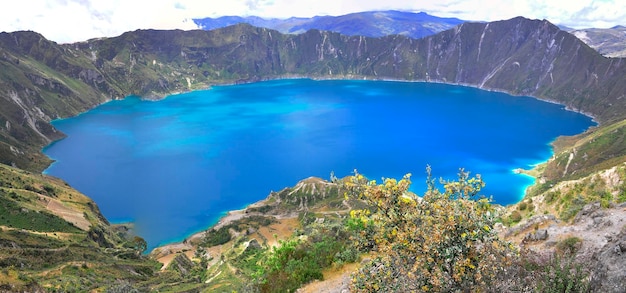 背景に山がある青い湖