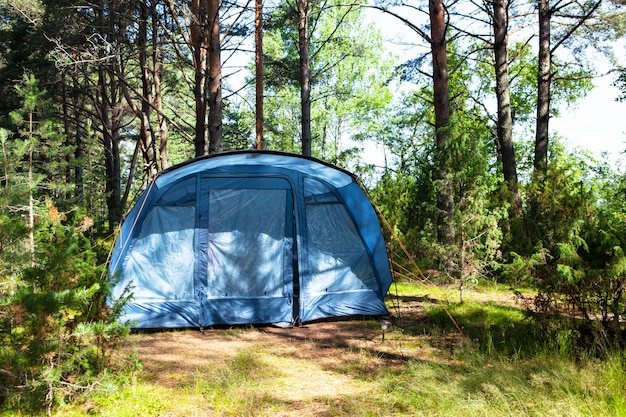 Tenda da campeggio blu a quattro posti. campo estivo, riposo, escursione.