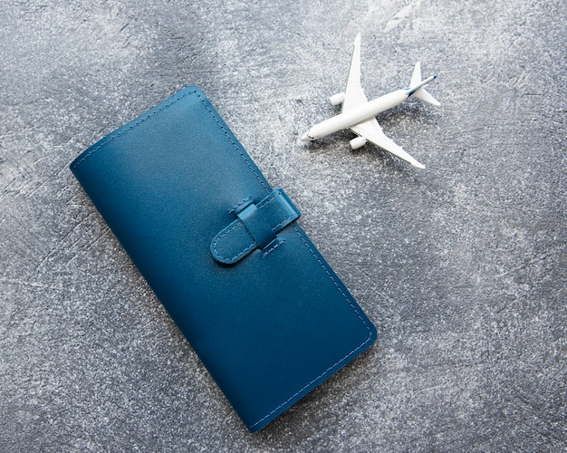 Синий кожаный дорожный кошелек, в котором можно держать посадочный талон с деньгами на паспорт