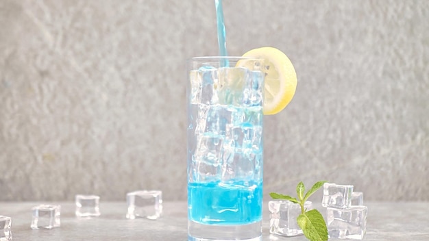 사진 얼음이 있는 잔에 파란 레모네이드