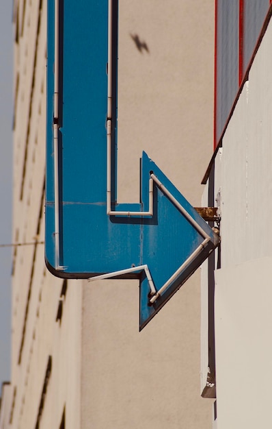 Foto il fulmine blu contro la vecchia parete