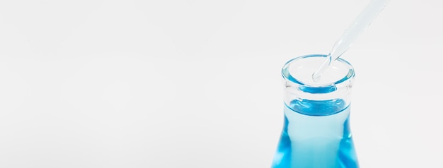 Pipetta e bottiglia per liquidi blu vedi immagini di laboratorio