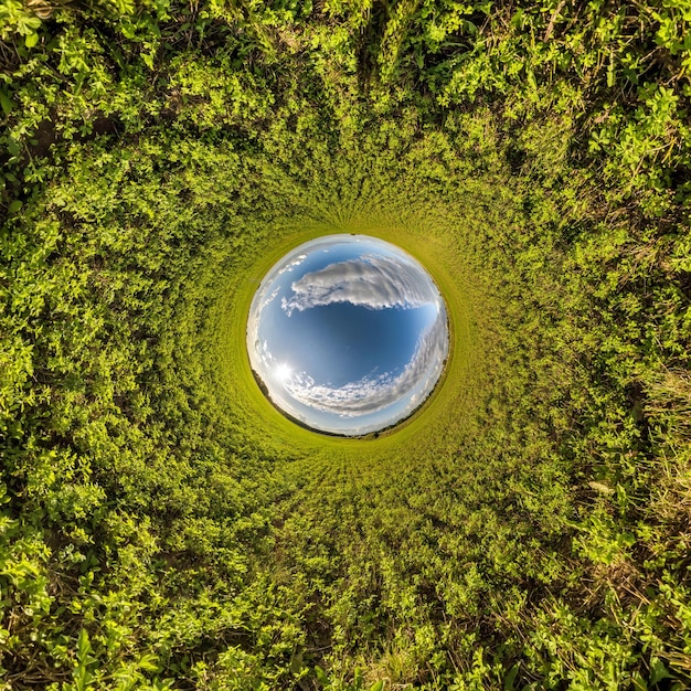 Foto piccolo pianeta blu inversione del minuscolo pianeta trasformazione del panorama sferico a 360 gradi vista aerea astratta sferica curvatura dello spazio