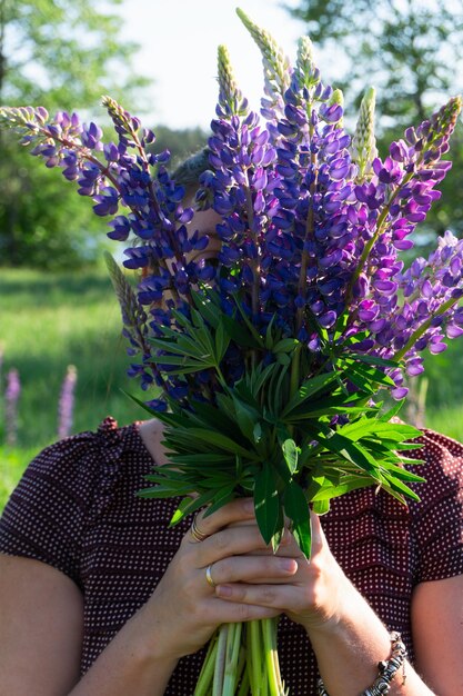 ブルー・ルピン・フラワー・ブーエット 夏の緑の草 草原の背景