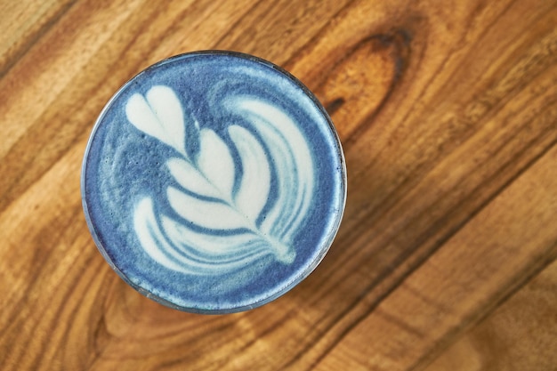 Foto latte matcha blu su latte vegetale con un'immagine in un bicchiere trasparente