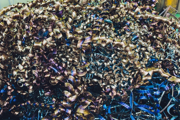 Foto trucioli di metallo blu. estratto industriale profondità di campo