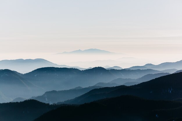 Photo blue misty mountains view in the distance