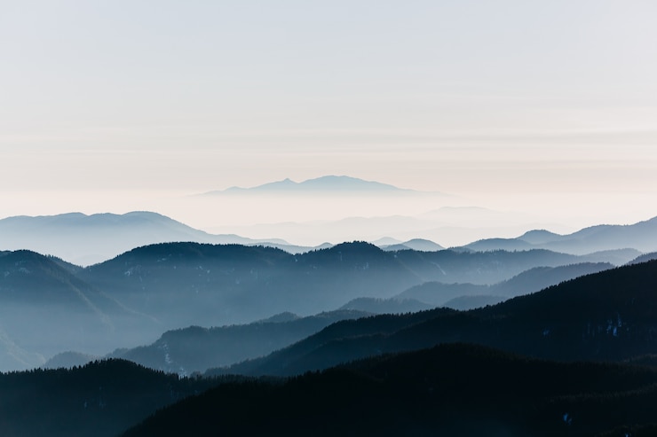 Photo 遠くに青い霧の山々の景色