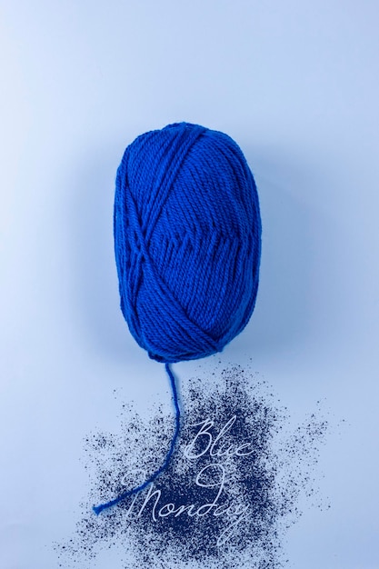 青い月曜日のコンセプト 青い毛糸のボール 一年で最も悲しい日に直面する編み物