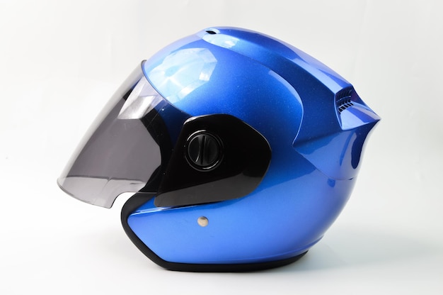 Casco moto blu isolato su sfondo bianco