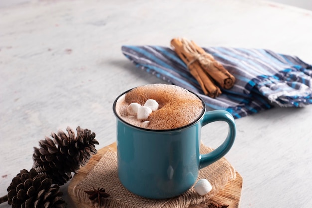 Foto tazza blu con cioccolato con mash mellows