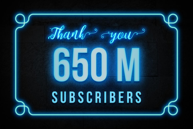 Голубая неоновая вывеска с надписью «Спасибо за 650 миллионов подписчиков».