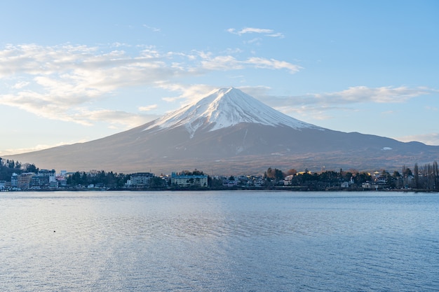 日本の富士山の景色と青い素敵な空