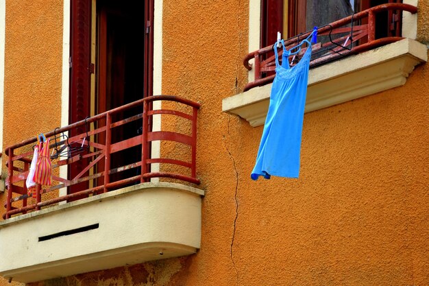 사진 건물 창문에 매달린 파란색 나이트셔츠