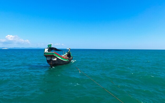 青い海と漁船。