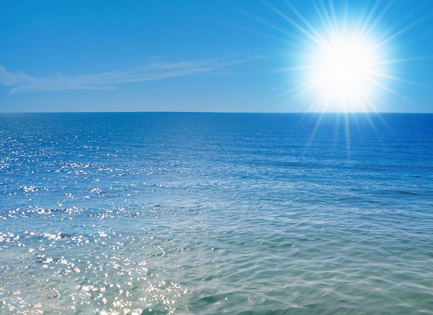 Foto il sole blu delle onde dell'oceano