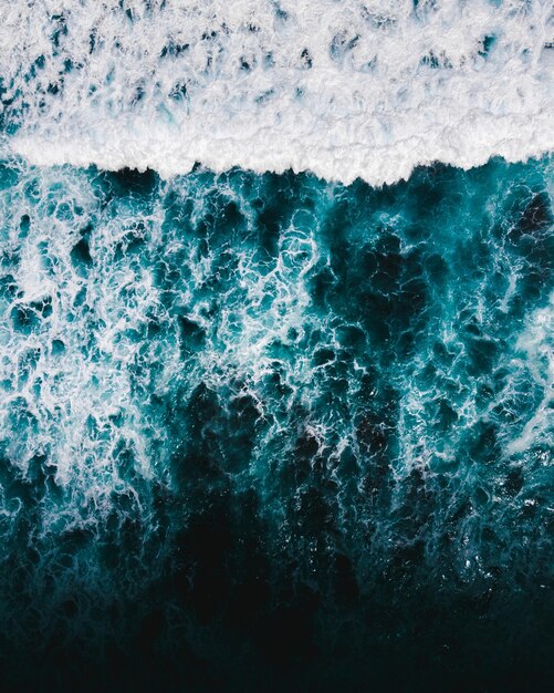 Foto le onde blu dell'oceano texture fotografia del drone dalla spiaggia di porto rico