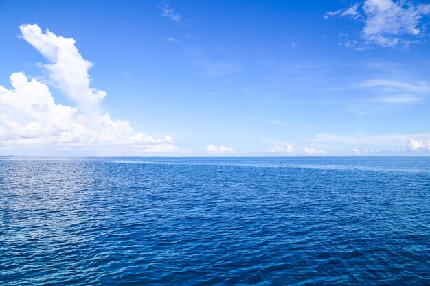 Photo a blue ocean with a white cloud in the sky