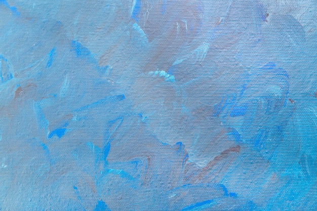 背景としてブラシストロークで青い塗られたキャンバス