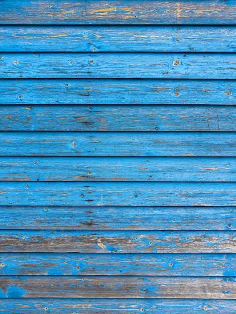 青く塗られた木製の壁