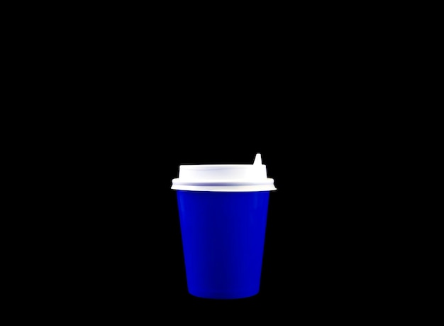 Синий бумажный стаканчик кофе с белой крышкой, изолированной на черном фоне. Место для текста.