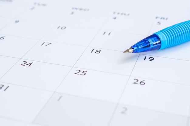 Penna blu sul concetto di riunione di appuntamento di pianificazione aziendale del fondo della pagina del calendario