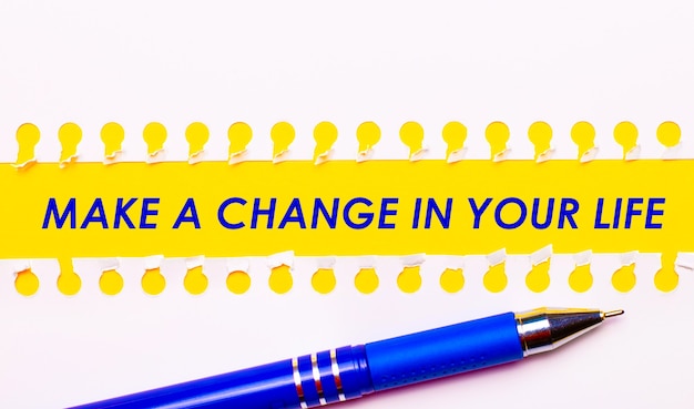 밝은 노란색 배경에 파란색 펜과 흰색 찢어진 종이 줄무늬가 있는 MAKE A CHANGE IN YOU LIFE