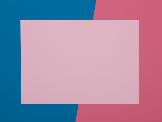 Sfondo blu e rosa, carta colorata si divide geometricamente in zone, cornice, copia, spazio.