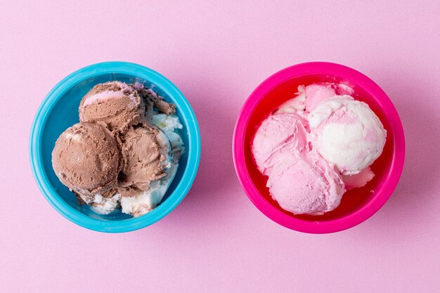 Foto ciotola blu e rosa riempita con palline di gelato