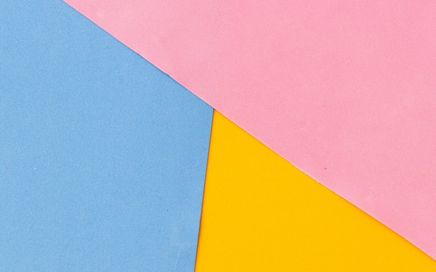 Fondo piatto geometrico di carta di colore pastello blu e rosa